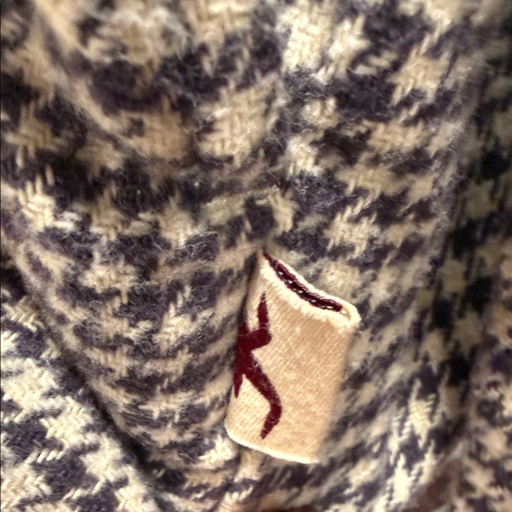 Hollister Flanned Brown and White Houndstooth Button-Up Shirt - Picture 8 of 10